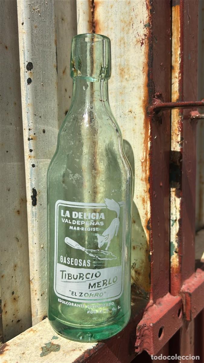 Botellas antiguas: BOTELLA ANTIGUA PEQUE&Ntilde;A GASEOSA DE TIBURCIO MERLO LA DELICIA DE VALDEPE&Ntilde;AS CON SERIGRAFIA EN BLANCO