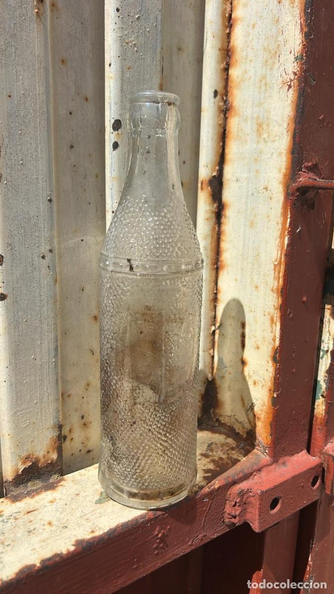 Botellas antiguas: BOTELLA ANTIGUA DE REFRESCO EN FORMADO DE RELIEVE DE 24 CMS. - Foto 1