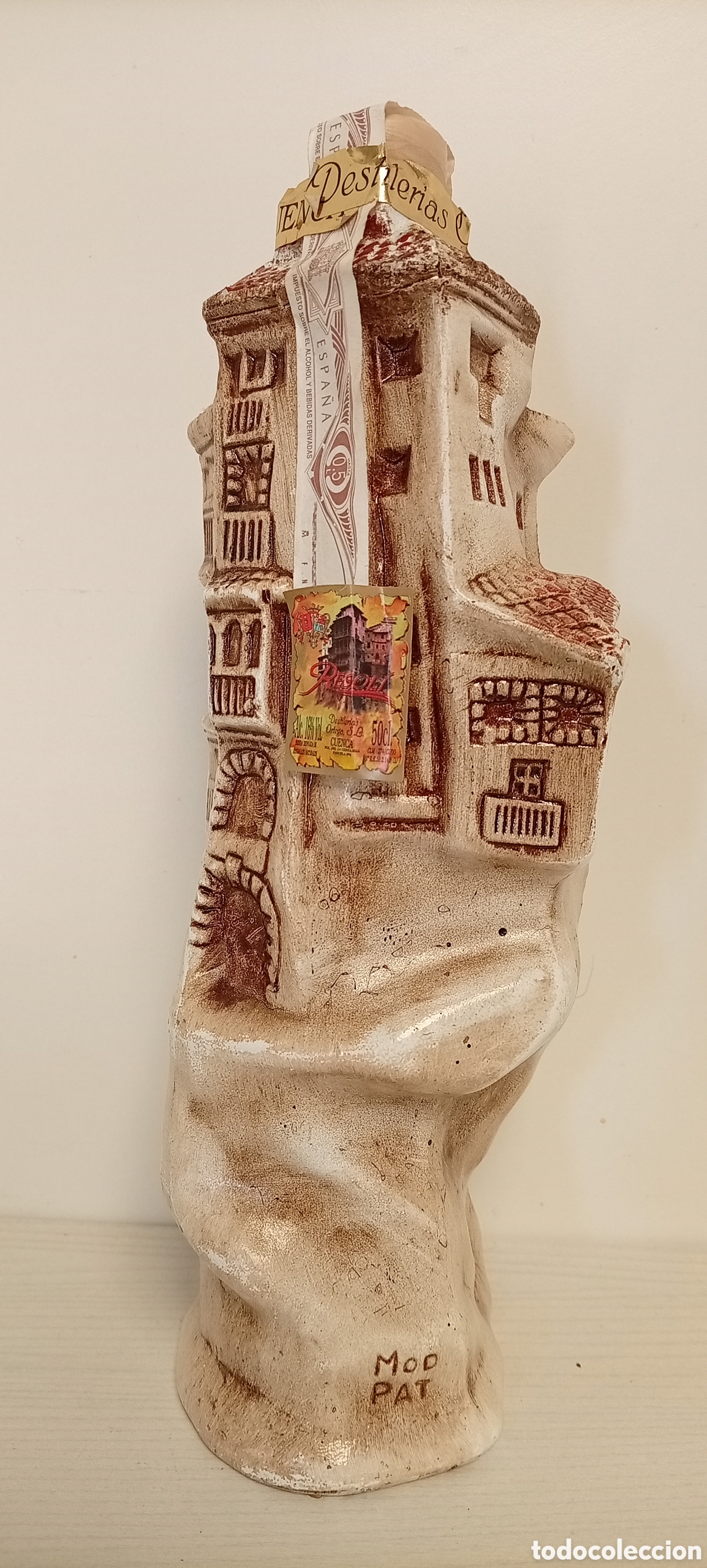 Botellas antiguas: BOTELLA DE CERAMICA DE LAS FAMOSAS CASAS COLGANTES DE CUENCA