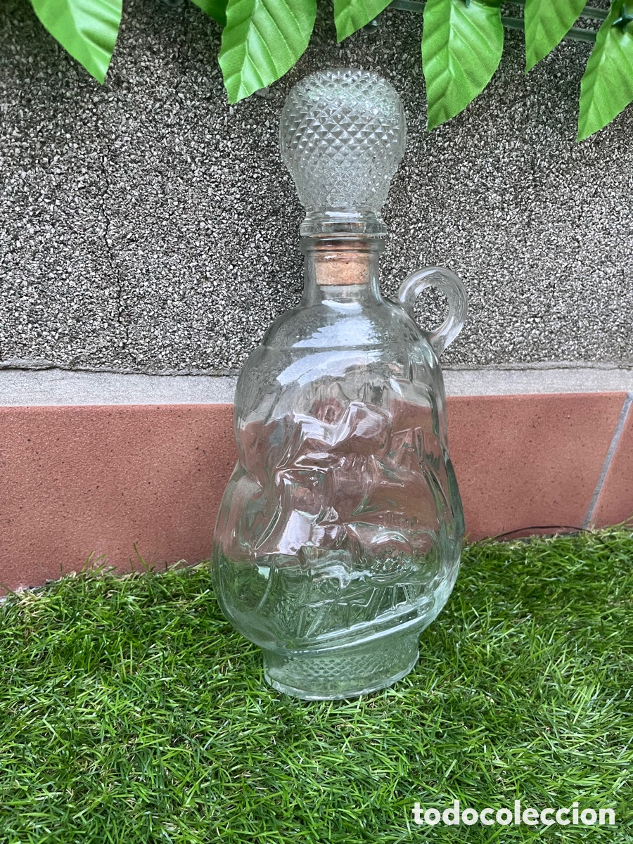 Botellas antiguas: Botella de cristal antigua con un barco en relieve