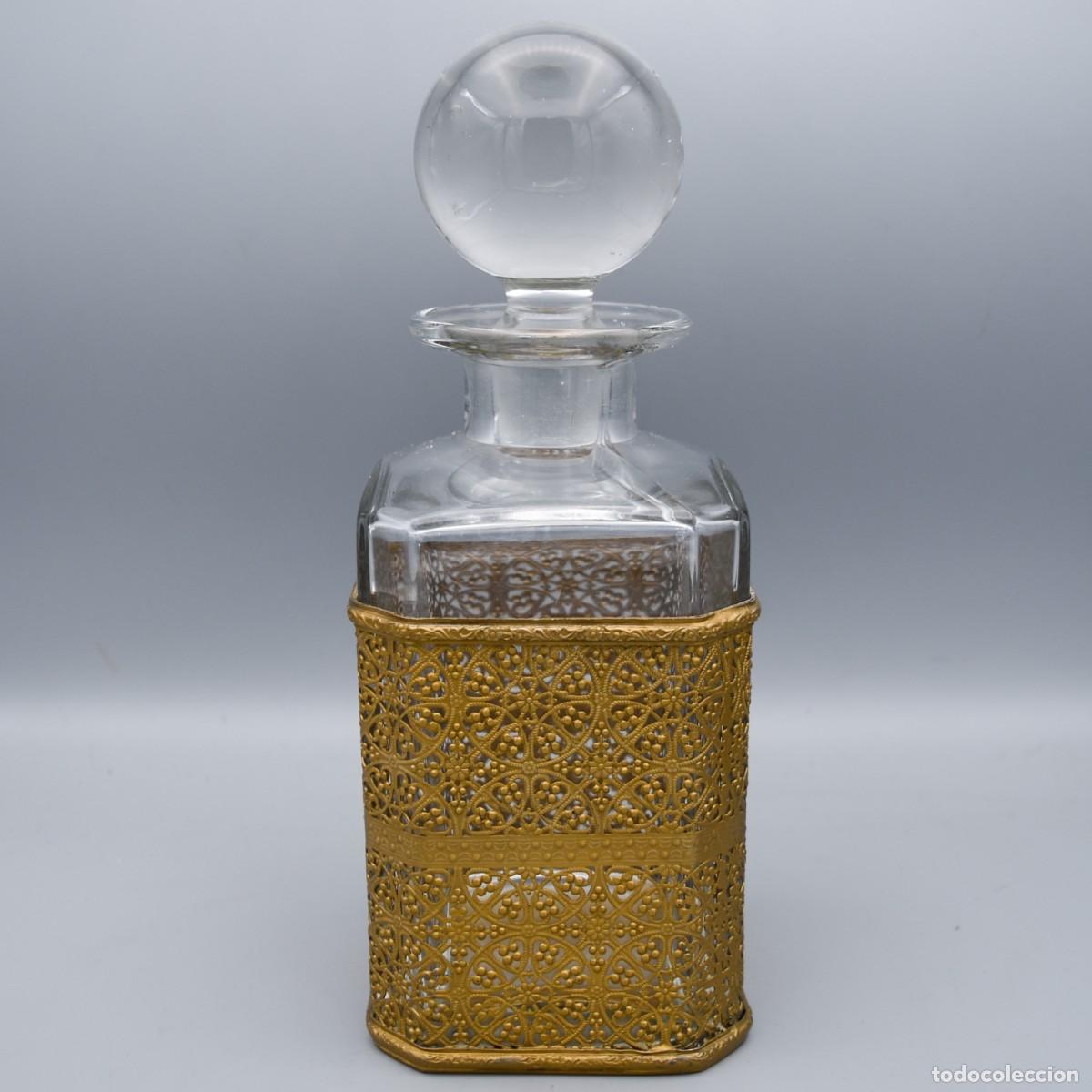 Botellas antiguas: Licorera / botella de lat&oacute;n dorado - Foto 2