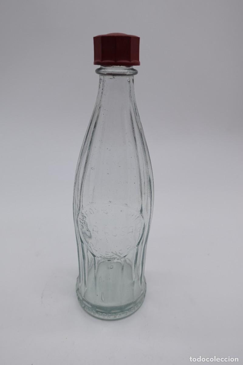 Botellas antiguas: RARA Y UNICA GASEOSA LA ROSA PALENCIA BOTELLA DE CRISTAL VINTAGE CON TAP&Oacute;N ROSCA