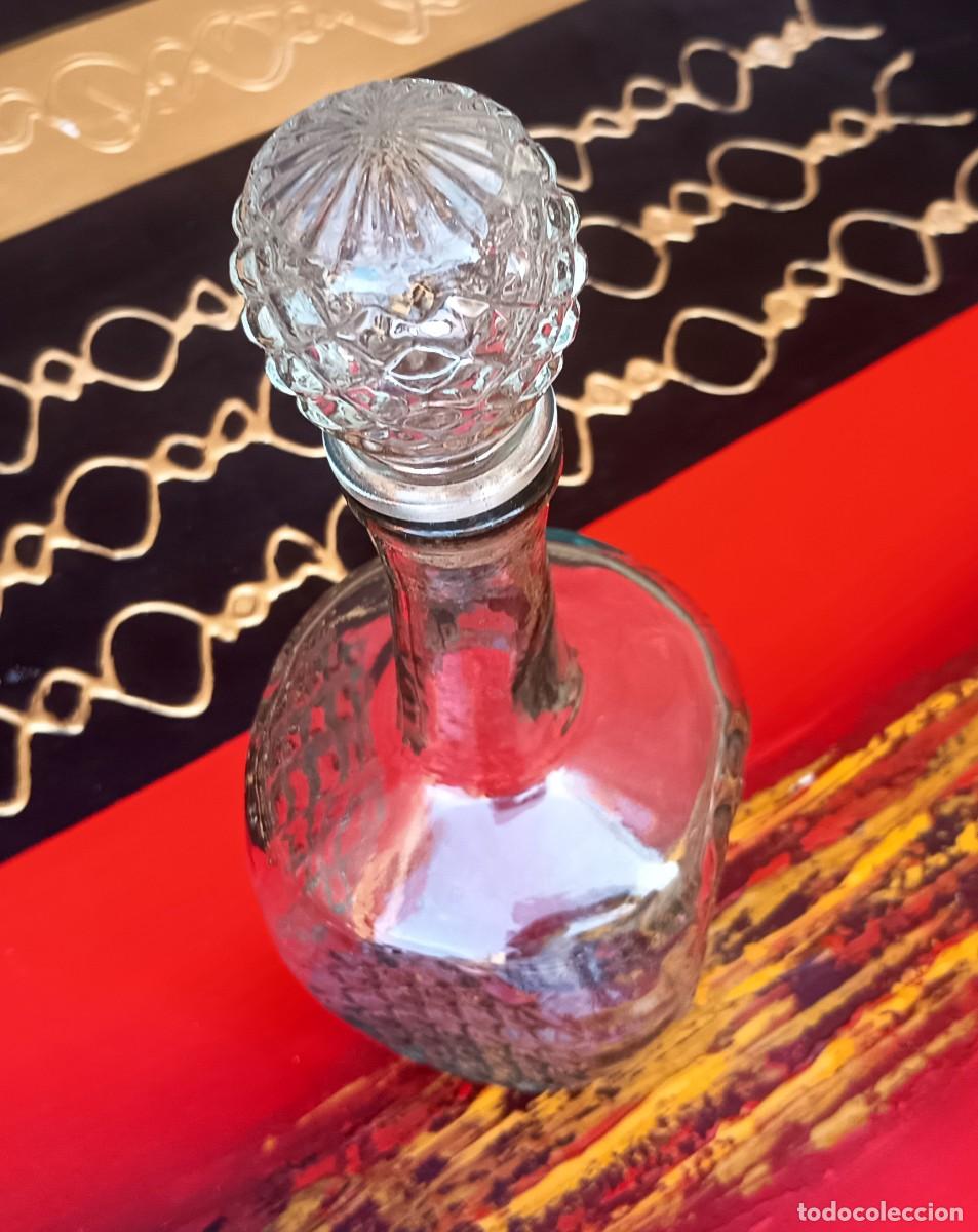 Botellas antiguas: Botella licorera vintage en cristal tallado
