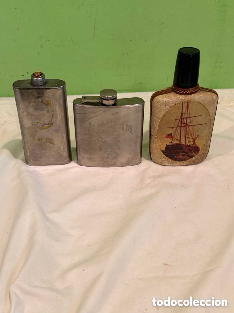 Garrafas antigas: Lote antiguas petacas petaca met&aacute;lica y frasco licorera marinera vintage