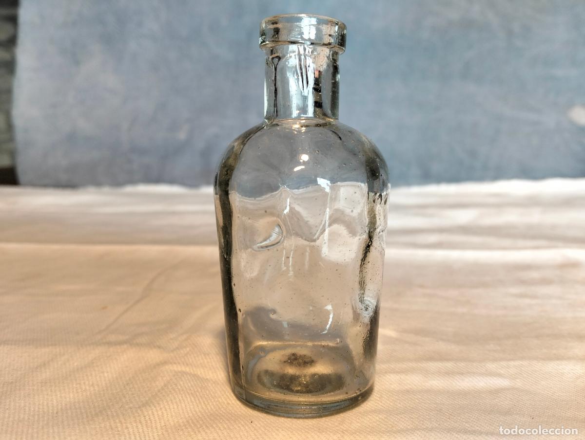 Garrafas antigas: Bote frasco botella peque&ntilde;a antigua cristal transparente frasquito de 9cm medicina a&ntilde;os 50