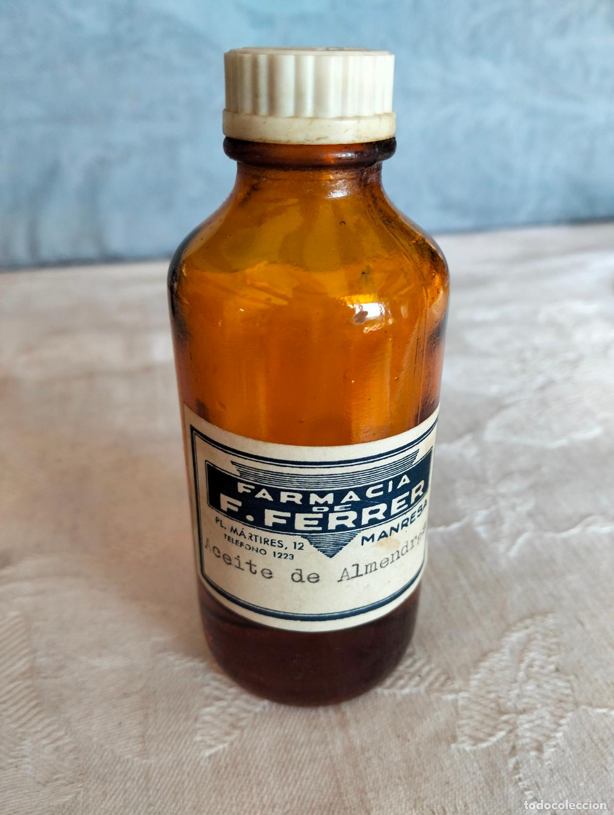 Botellas antiguas: Antigua botella de cristal marr&oacute;n frasco farmacia de F. ferrer Manresa aceite de almendras a&ntilde;os 50
