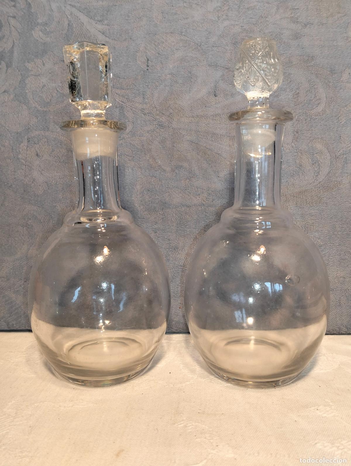 Botellas antiguas: Pareja de botellas licoreras antiguas de cristal transparente con tap&oacute;n a&ntilde;os 20-30 sopladas a mano
