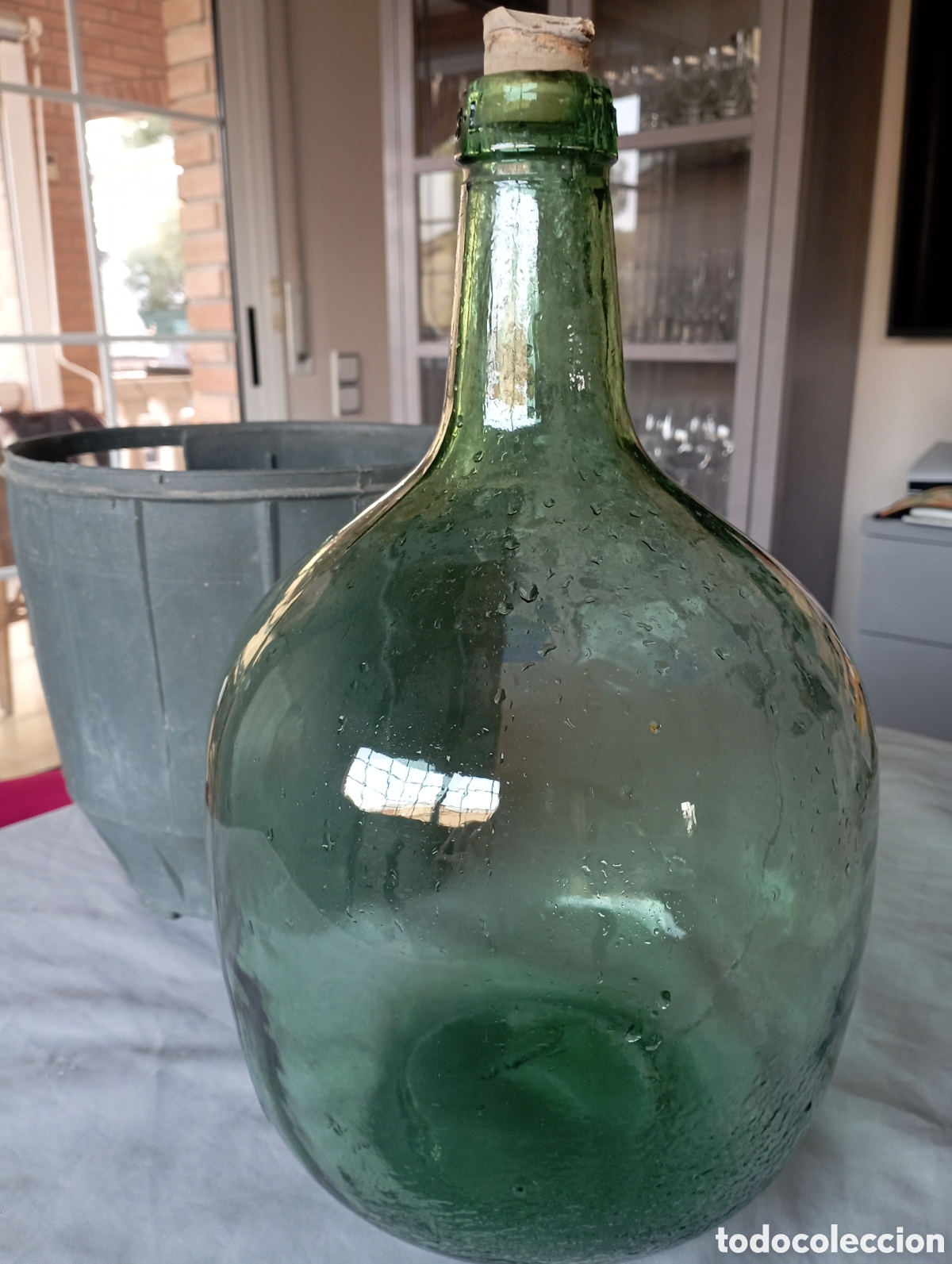 Botellas antiguas: Garrafa de vidrio verde de 8 L con su tap&oacute;n y su funda originales
