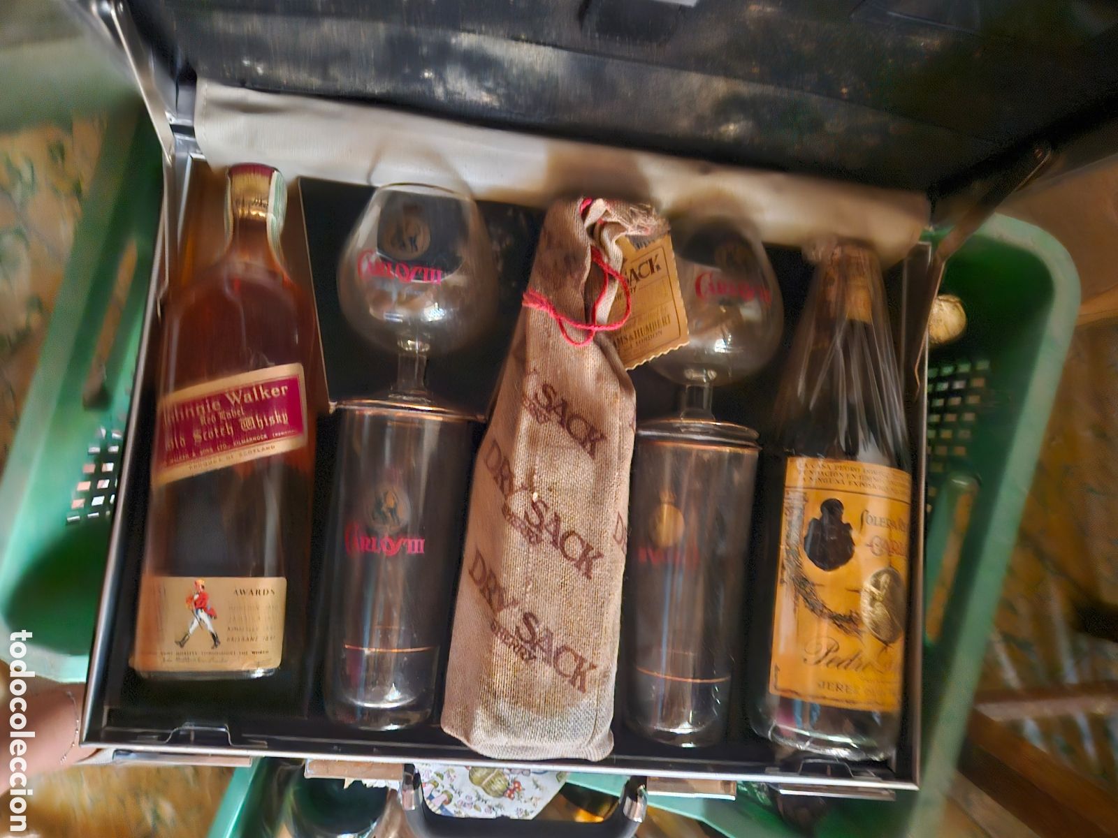 Botellas antiguas: Malet&iacute;n vintage con botellas - Foto 2