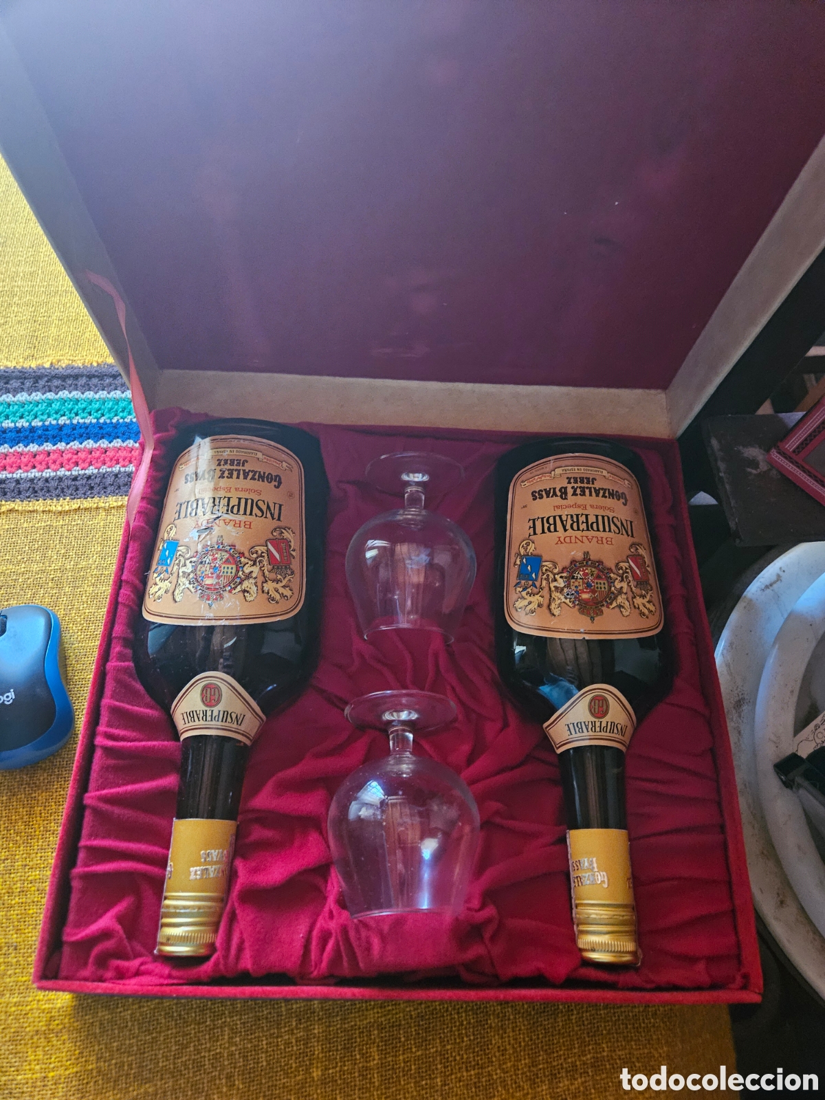 Botellas antiguas: Caja vintage con dos botellas y dos copas - Foto 2