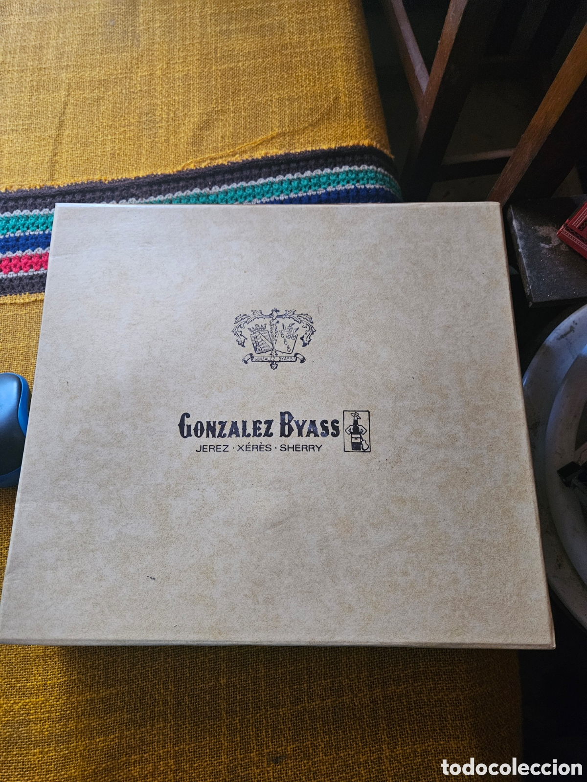 Botellas antiguas: Caja vintage con dos botellas y dos copas - Foto 1