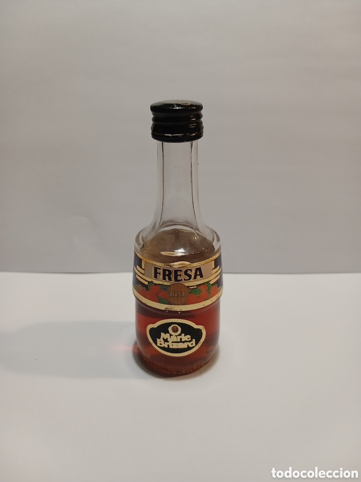 Botellas antiguas: Botella miniatura Marie Brizard Fresa a&ntilde;os 70
