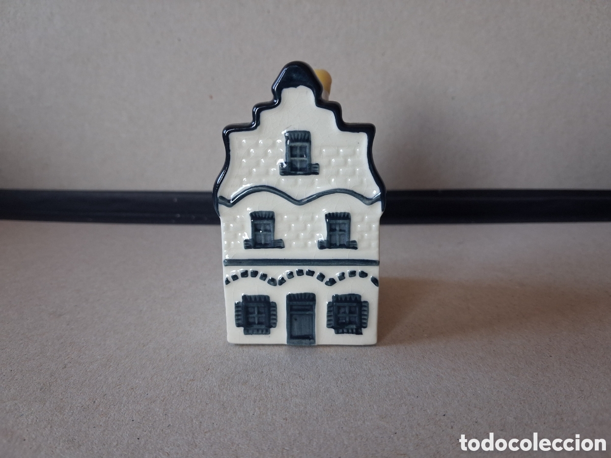 Botellas antiguas: Casita botella en cer&aacute;mica de Delft
