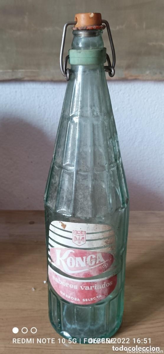 Botellas antiguas: CURIOSA BOTELLA DE GASEOSA MARCA KONGA - Foto 1