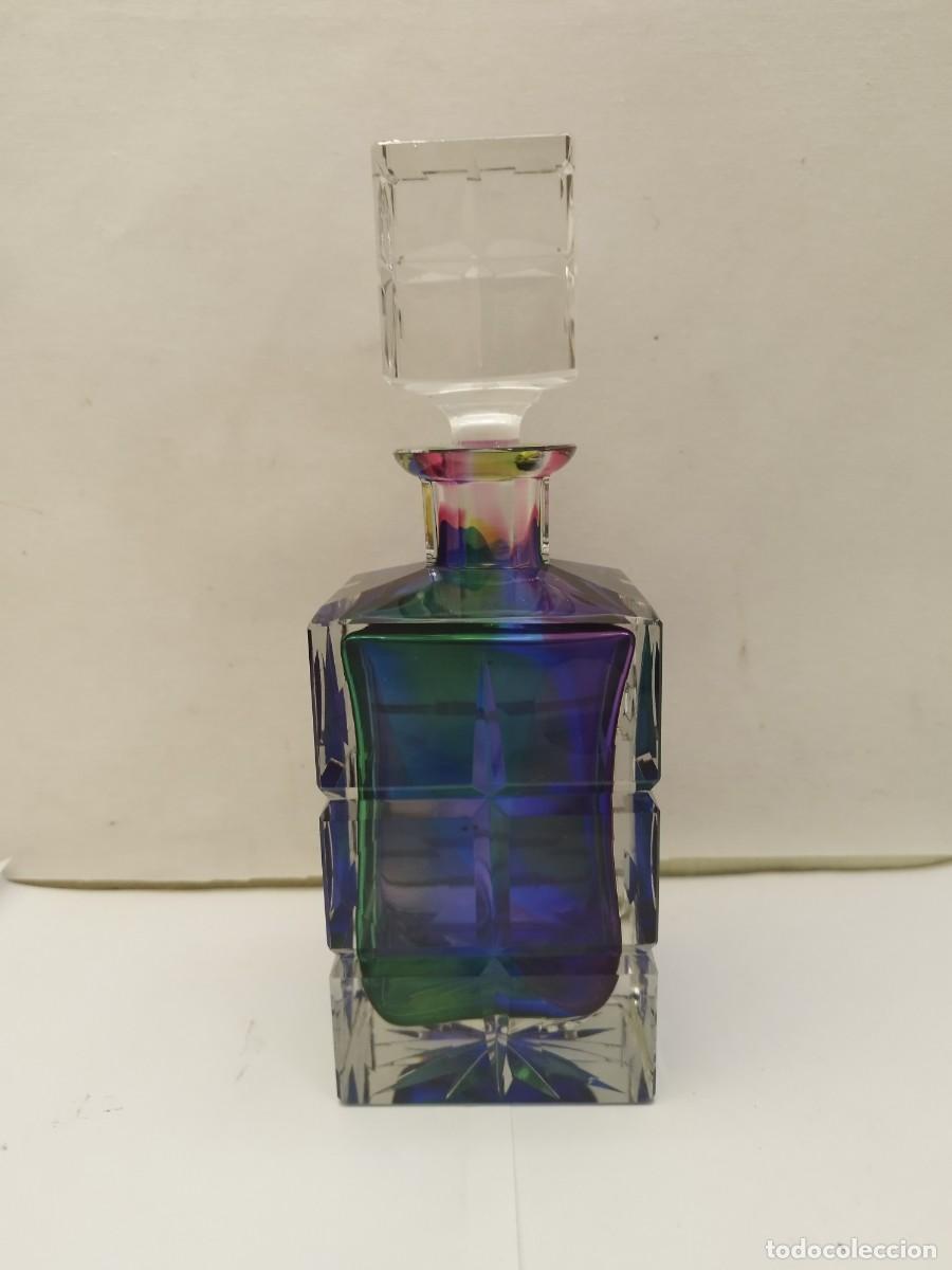 Botellas antiguas: Botella de cristal tallado de colores. Botella para licor. S.XX.