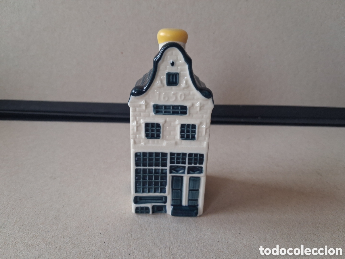 Botellas antiguas: Casita botella en cer&aacute;mica de Delft