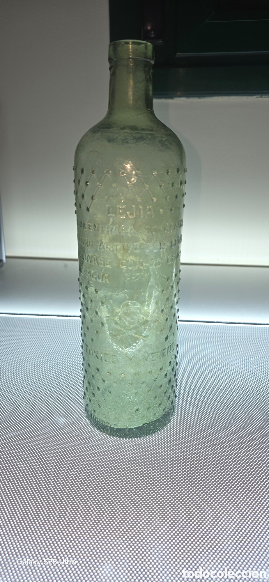 Botellas antiguas: Antigua botella de veneno Lejia