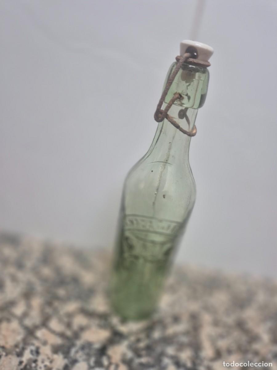 Botellas antiguas: ANTIGUA BOTELLA GASEOSA LA MAZA DE FRAGA LETRAS EN RELIEVE.
