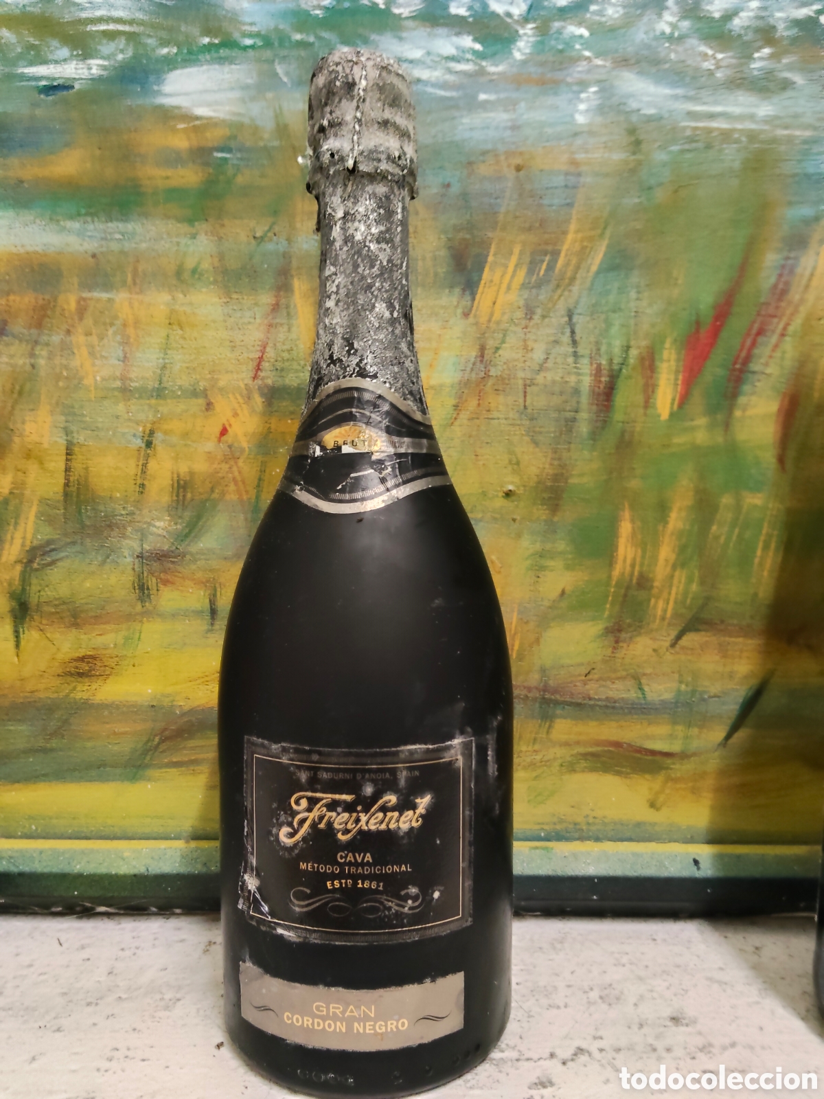 Botellas antiguas: Botella de cava Freixenet Gran Cord&oacute;n Negro, reconocida por su emblem&aacute;tica botella negra mate.