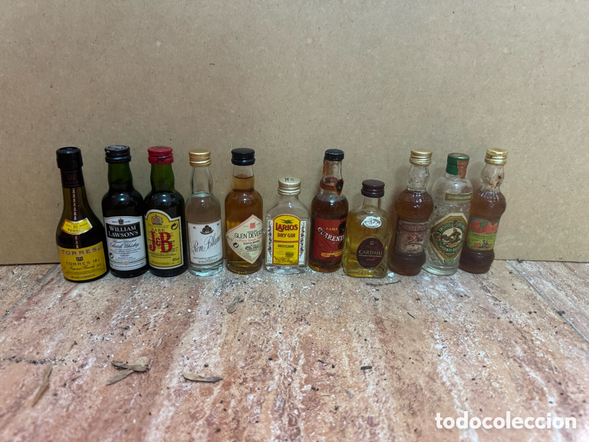 Botellas antiguas: lote de cerca de 40 botellitas miniatura de licores antiguos espa&ntilde;oles y franceses