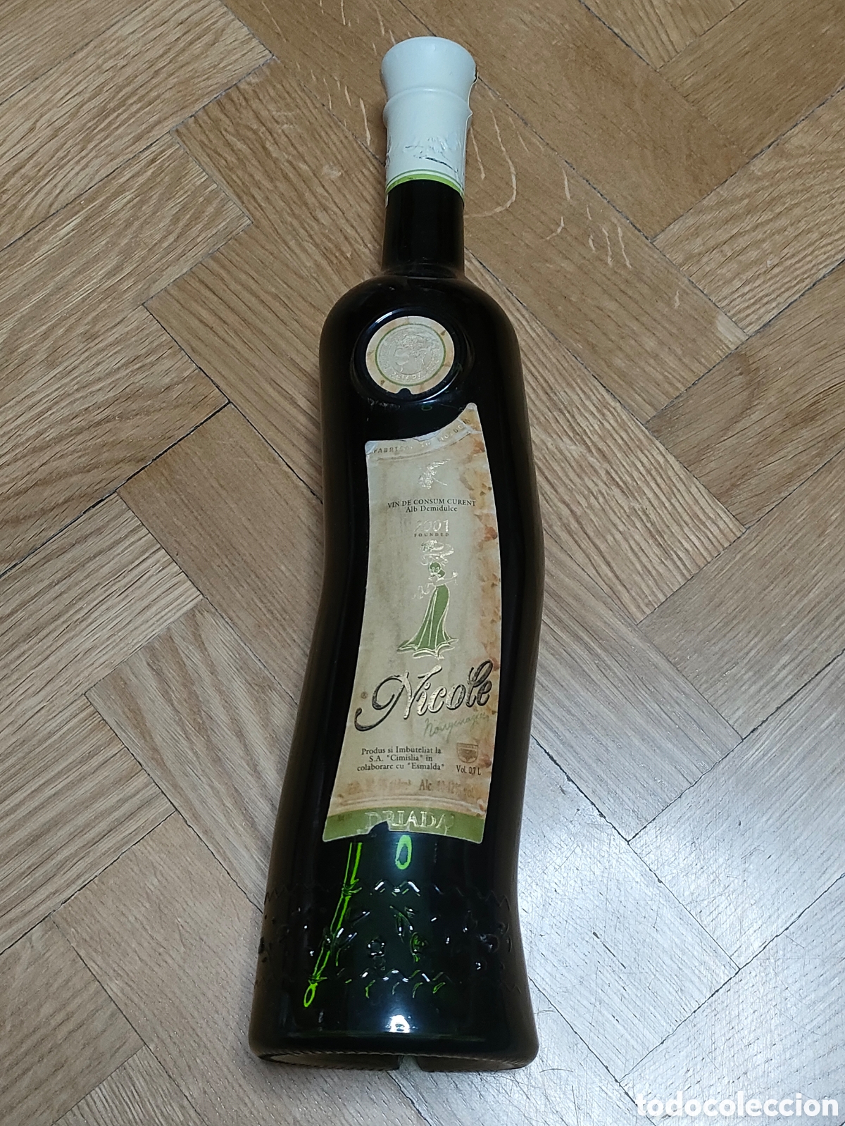 Botellas antiguas: Rara botella de vino Driada Nicole 2001. Sin abrir.