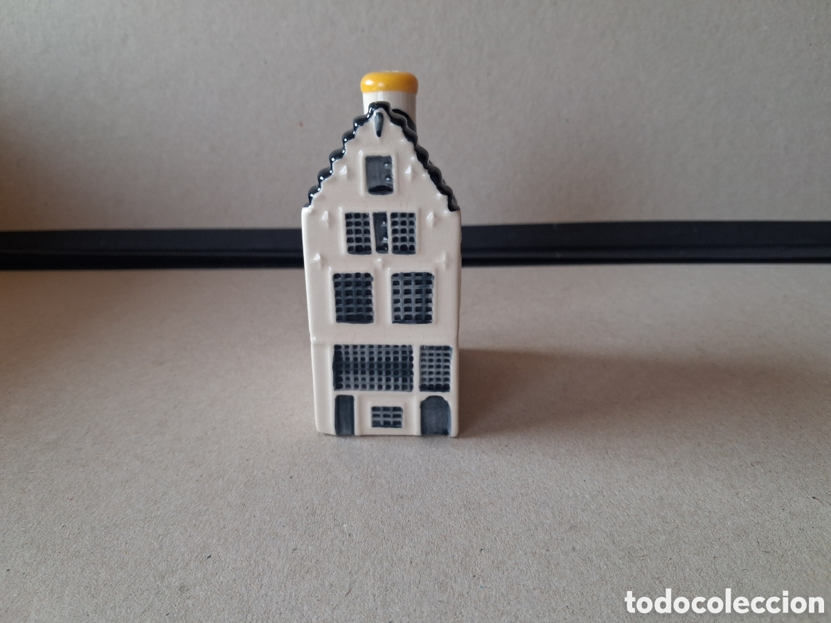 Botellas antiguas: Casita botella en cer&aacute;mica de Delft