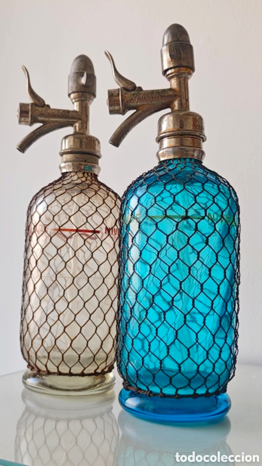 Botellas antiguas: Lote 2 Sifones Sparklets con malla, azul y transparente, Franceses siglo XIX Tap&oacute;n de Plomo Original