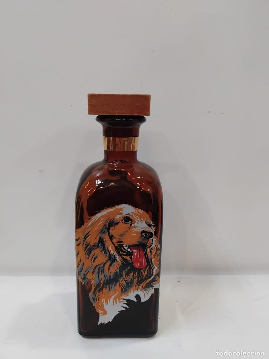 Botellas antiguas: Elegante licorera o decantador retro fabricado en vidrio grueso de color marr&oacute;n &aacute;mbar transl&uacute;cido.