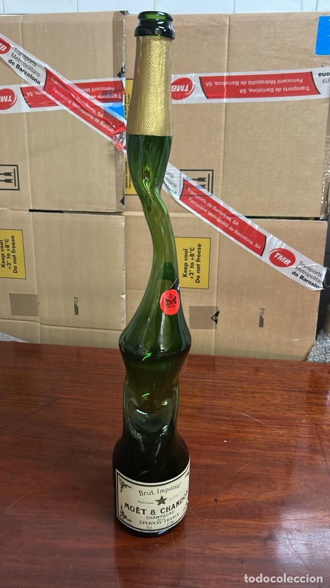 Botellas antiguas: BOTELLA DECORATIVA DE CHAMPAGNE DE M&Ouml;ET&CHANDON BRUT IMPERIAL DE 51 CMS. DE ALTO