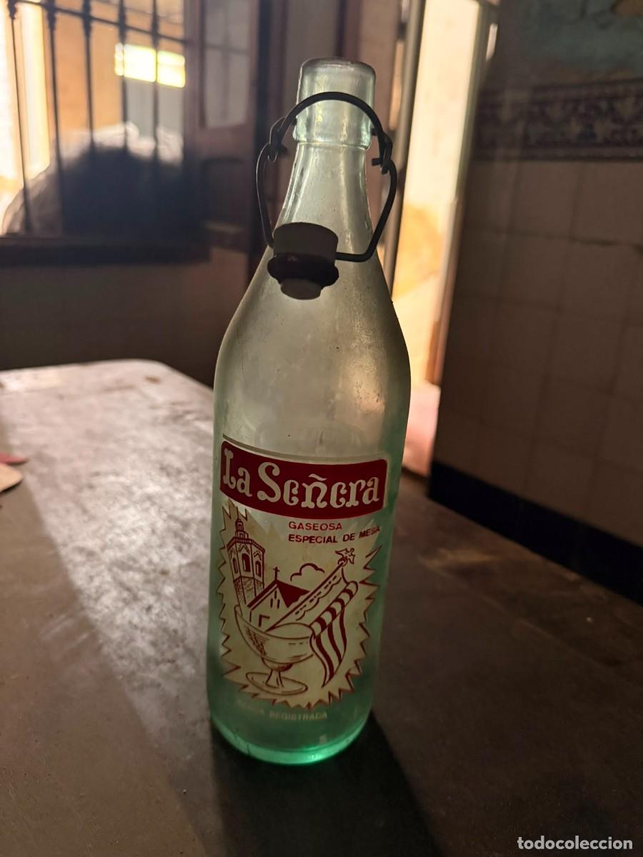 Botellas antiguas: Antigua botella de gaseosa La Se&ntilde;era (Valencia) - Vidrio serigrafiado con tap&oacute;n de ballesta - 1 Litr