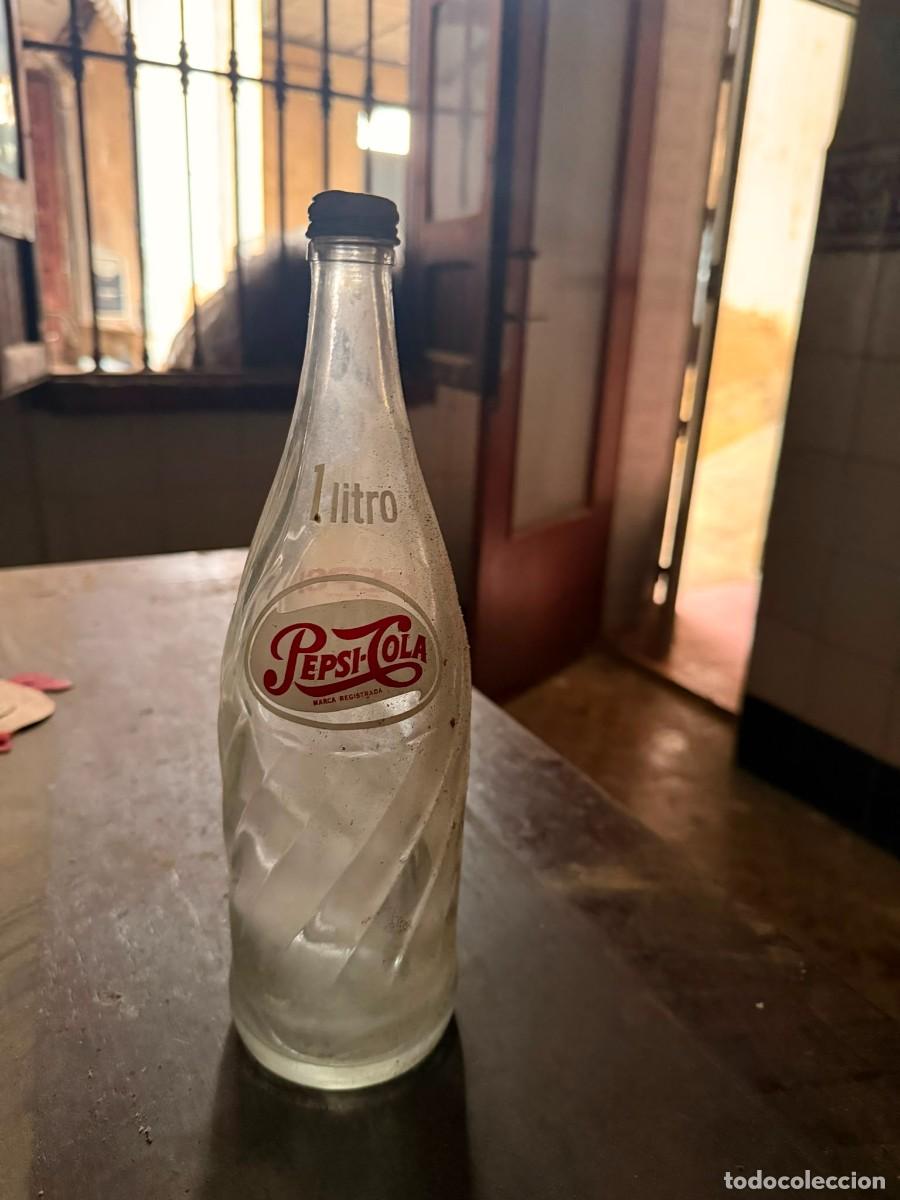 Botellas antiguas: Antigua botella de Pepsi-Cola 1 Litro - Vidrio helicoidal estriado en espiral - A&ntilde;os 70
