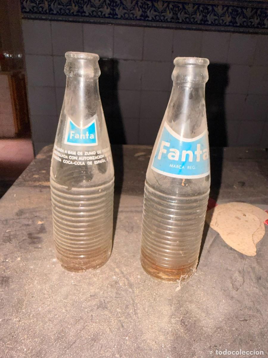 Botellas antiguas: Lote de 2 antiguas botellas de Fanta - Vidrio estriado serigrafiado - A&ntilde;os 60/70 Retro