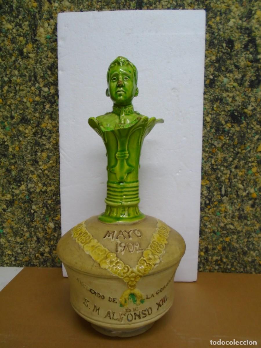 Botellas antiguas: ALFONSO XIII,RECUERDO DE SU CORONACION,MAYO 1902.LICORERA BARRO Y ESMALTE.UNICA T.C.