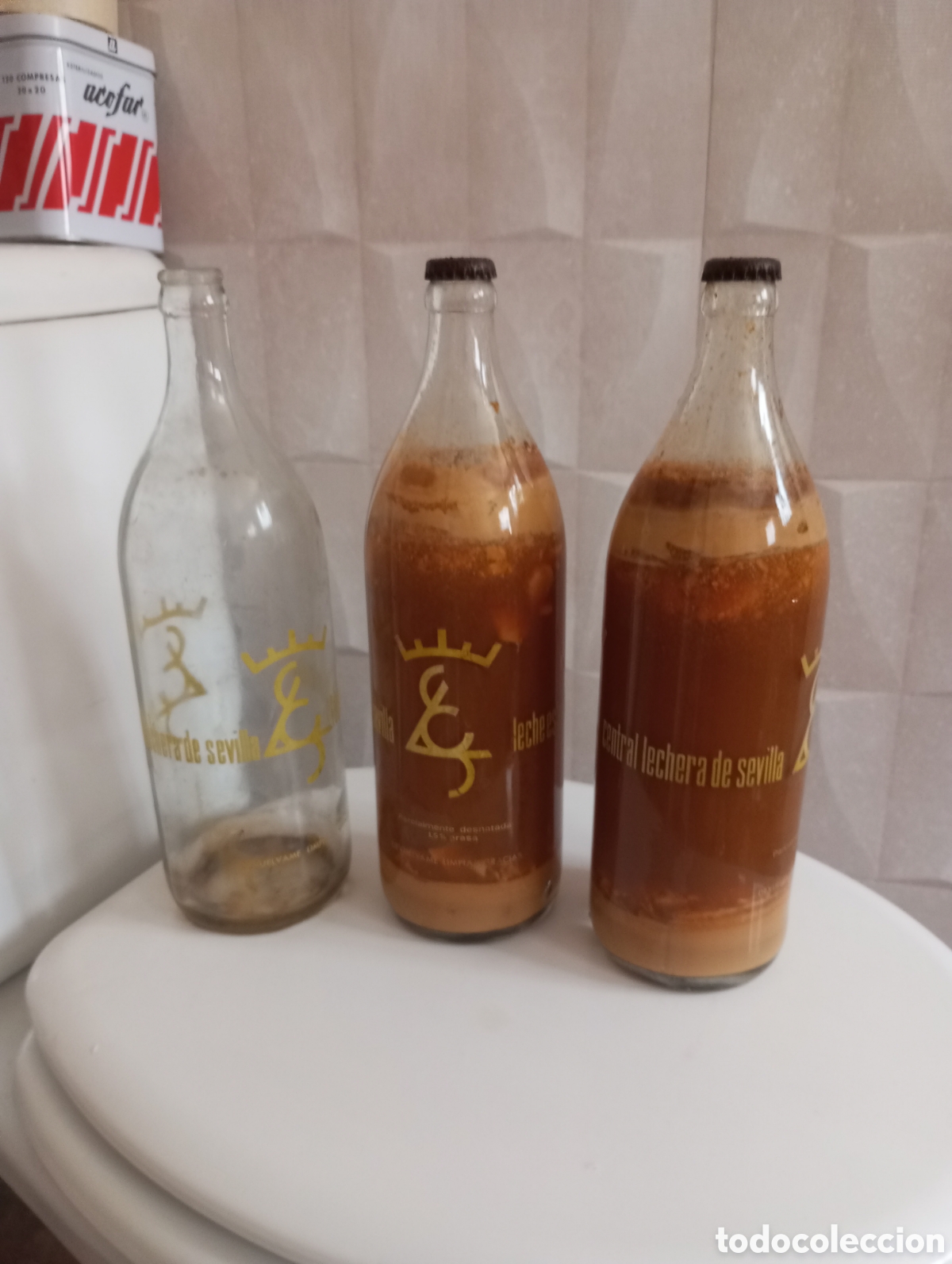 Botellas antiguas: Botella de leche central lechera sevillana Llena