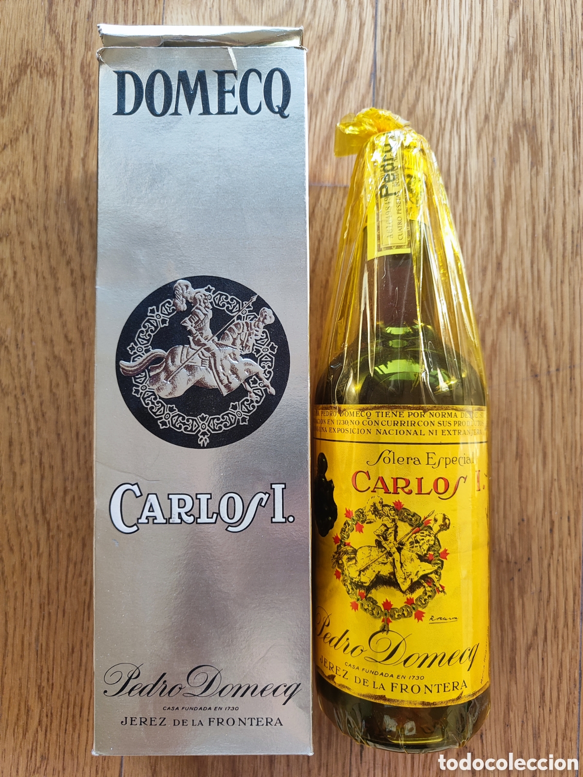 Botellas antiguas: BOTELLA PRECINTADA DE BRANDY CARLOS I SOLERA ESPECIAL DE PEDRO DOMECQ.SELLO 4 PESETAS