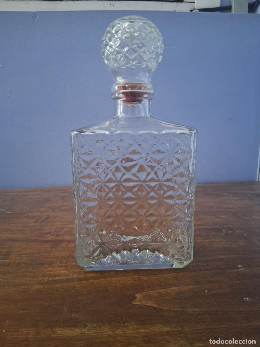 Botellas antiguas: Botella de cristal con tapon relieve geom&eacute;trico cl&aacute;sico LICORERA tipo whisky Brandy