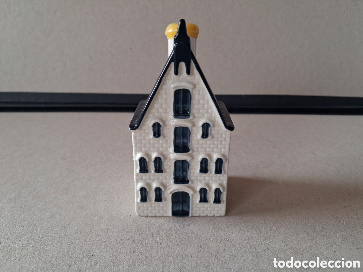 Botellas antiguas: Casita botella en cer&aacute;mica de Delft