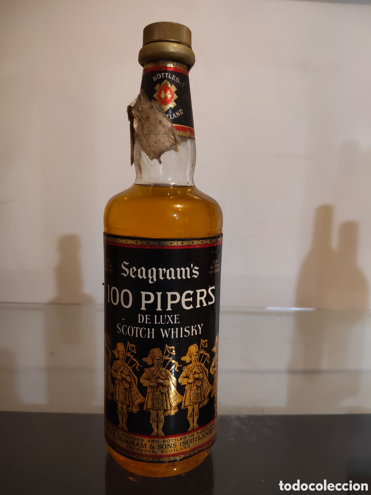 Botellas antiguas: Vintage Seagram's 100 Pipers De Luxe Scotch Whisky Full Bottle 75cl. A&ntilde;os 70/80