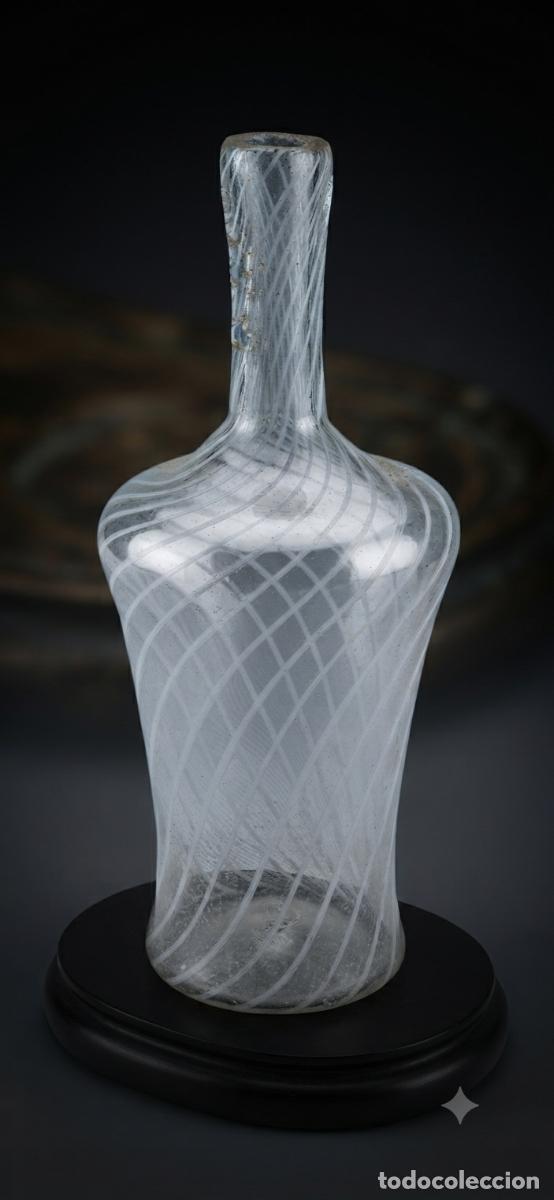 Botellas antiguas: ANTIGUA BOTELLA EN VIDRIO SOPLADO TRANSL&Uacute;CIDO Y CINTAS DE LATIMO EN ESPIRAL