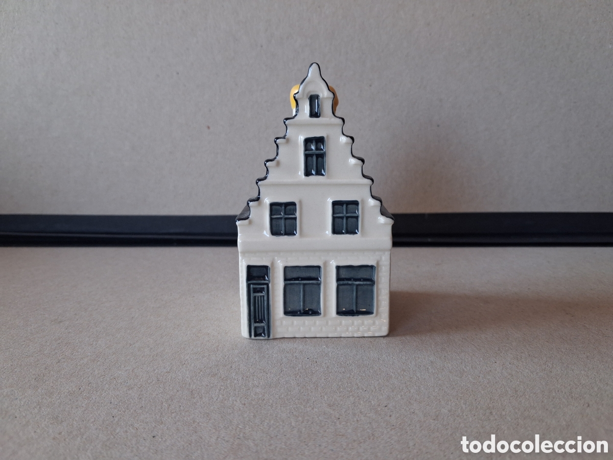 Botellas antiguas: Casita botella en cer&aacute;mica de Delft