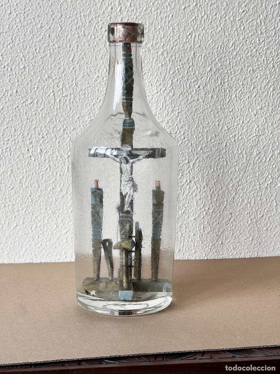 Botellas antiguas: Botella imposible con representaci&oacute;n religiosa