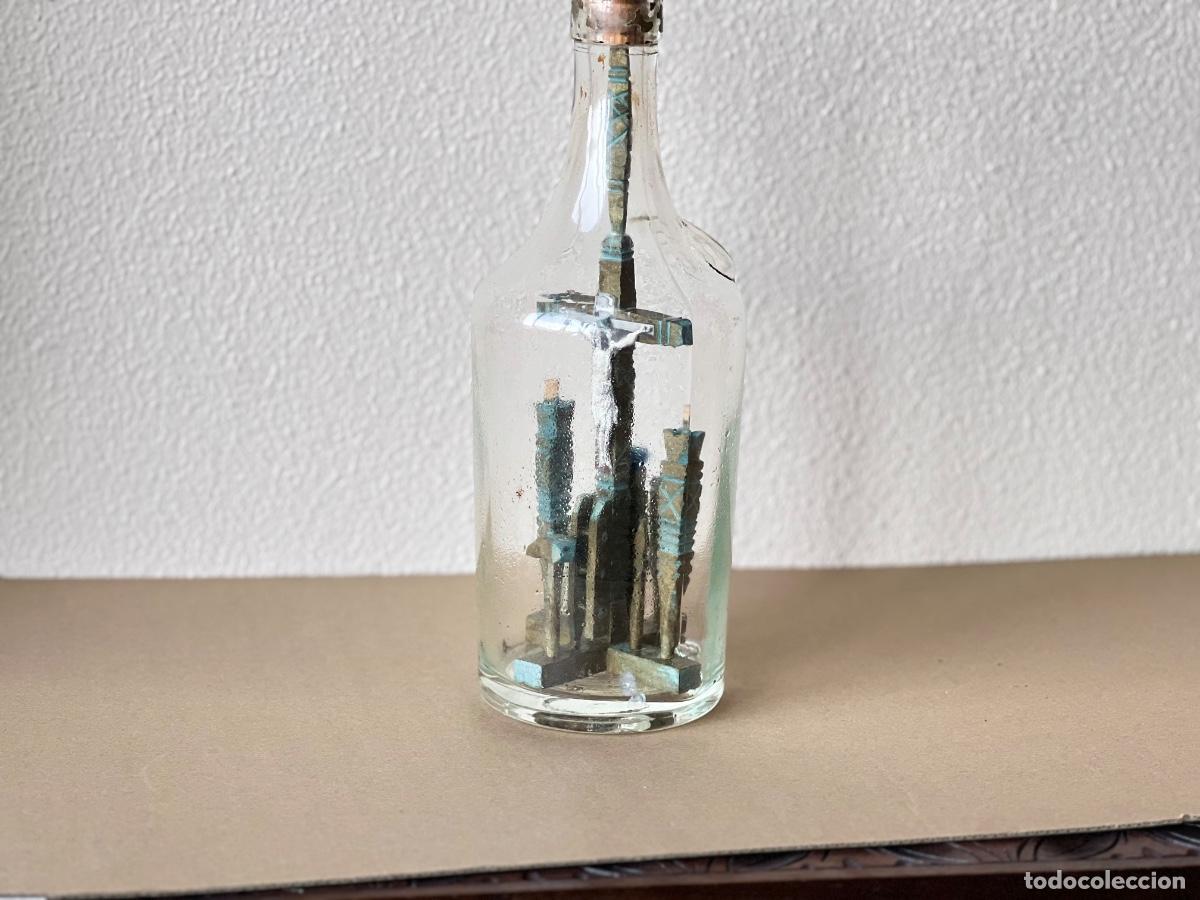 Botellas antiguas: Botella imposible con representaci&oacute;n religiosa - Foto 2