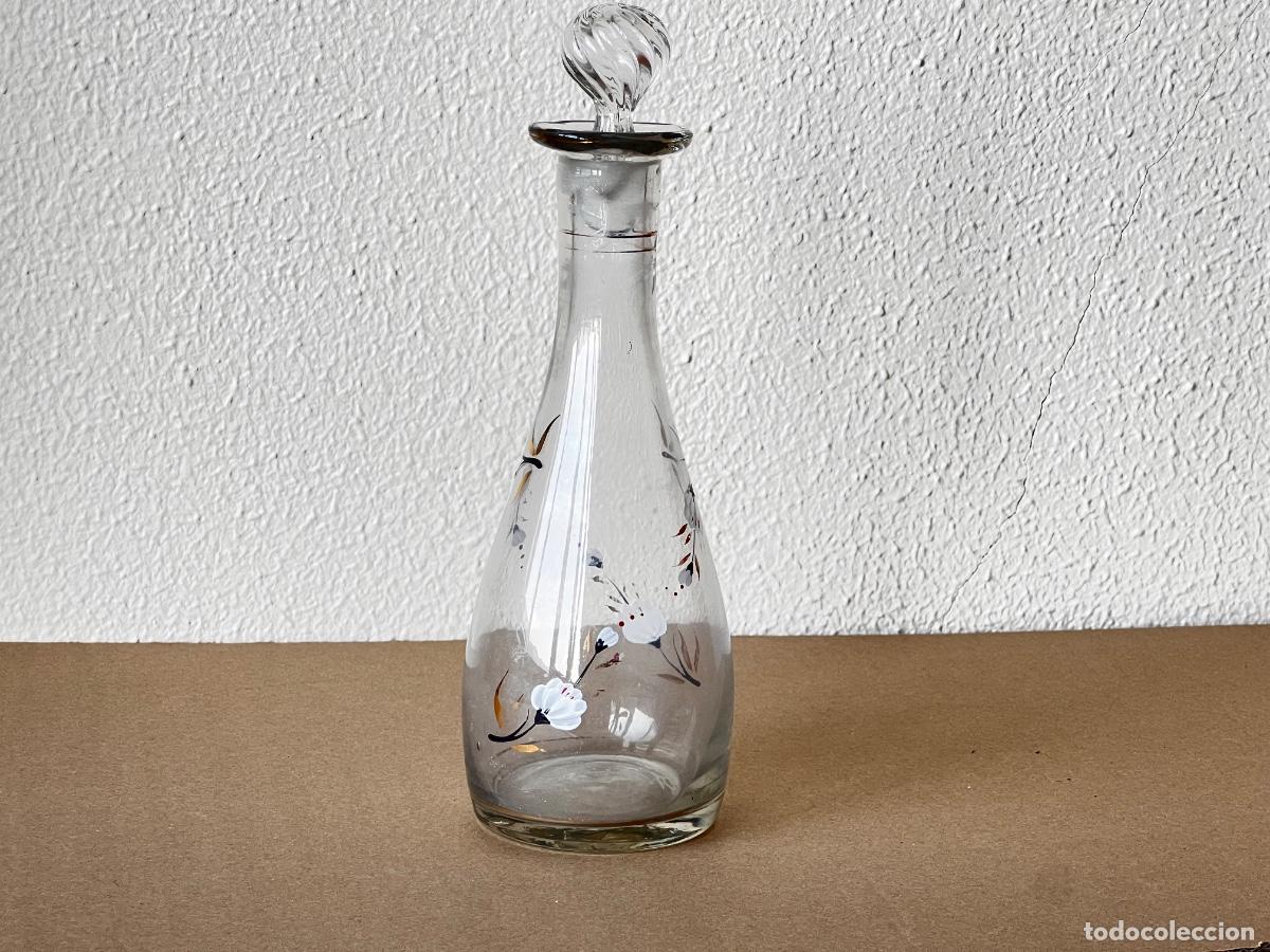 Botellas antiguas: Licorera de cristal 23 cm pintada