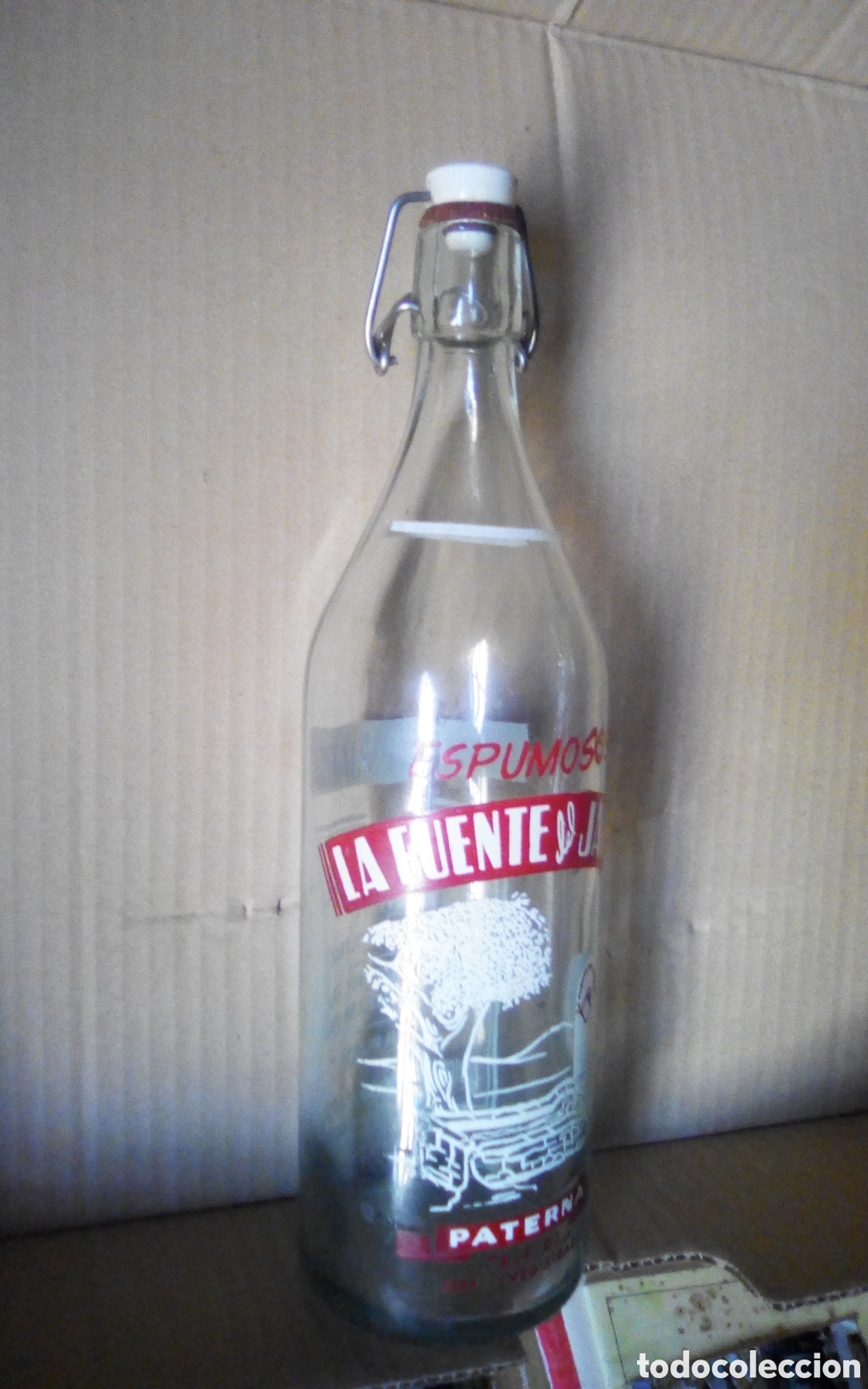 Botellas antiguas: Botella de 1 litro. Espumosos La Fuente del Jarro, Paterna. El tap&oacute;n no es el original.