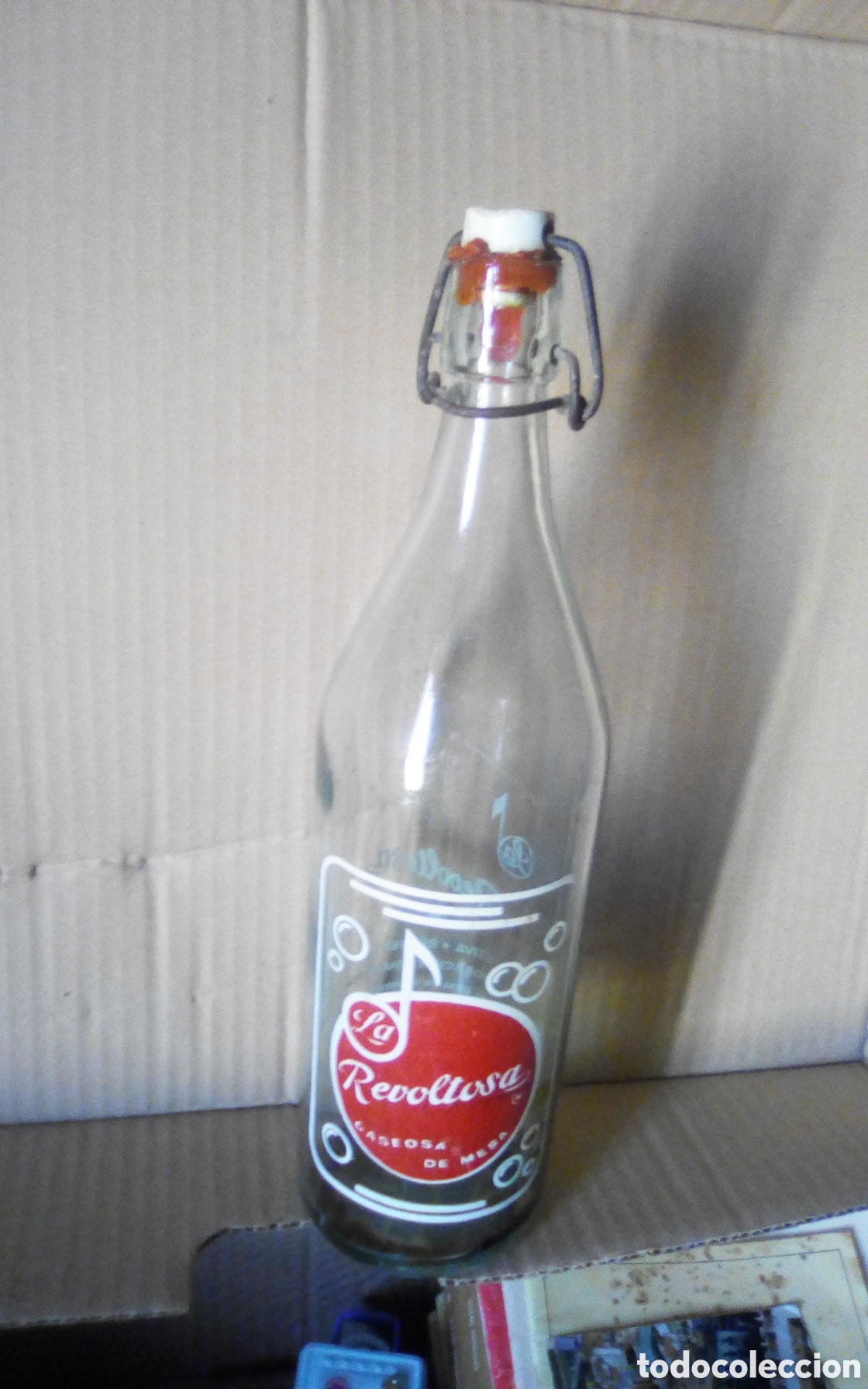 Botellas antiguas: Botella de 1 litro. Gaseosa La Revoltosa.