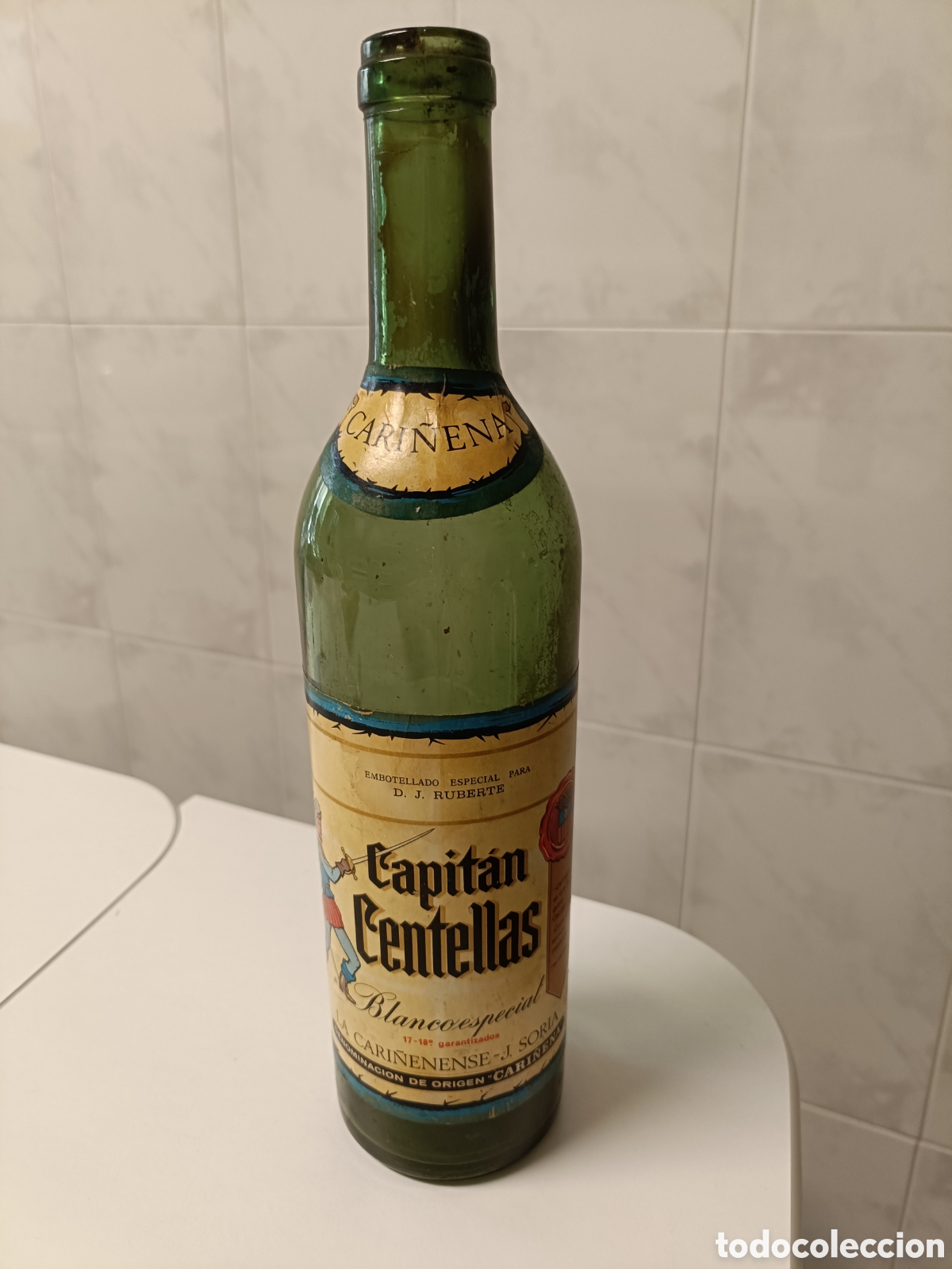 Botellas antiguas: Capit&aacute;n Centellas. Botella vino muy antigua. Colecci&oacute;n. Esta vac&iacute;a.