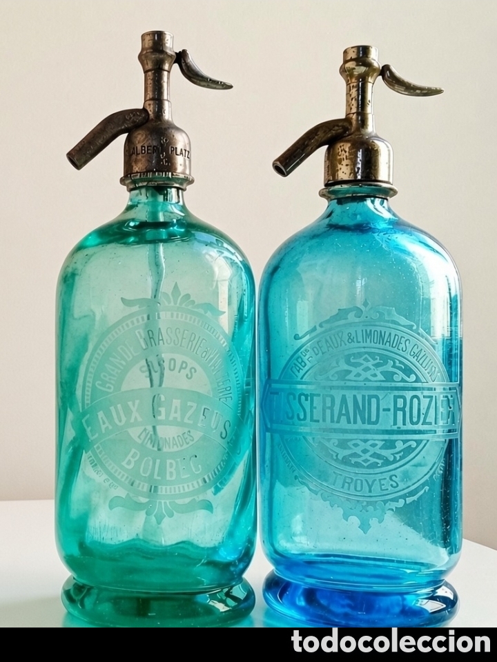 Alte Flaschen: 2 Sifones de Colecci&oacute;n, Franc&eacute;s, Gravado en &Aacute;cido - Azul y Turquesa. s. XX Tap&oacute;n de Plomo