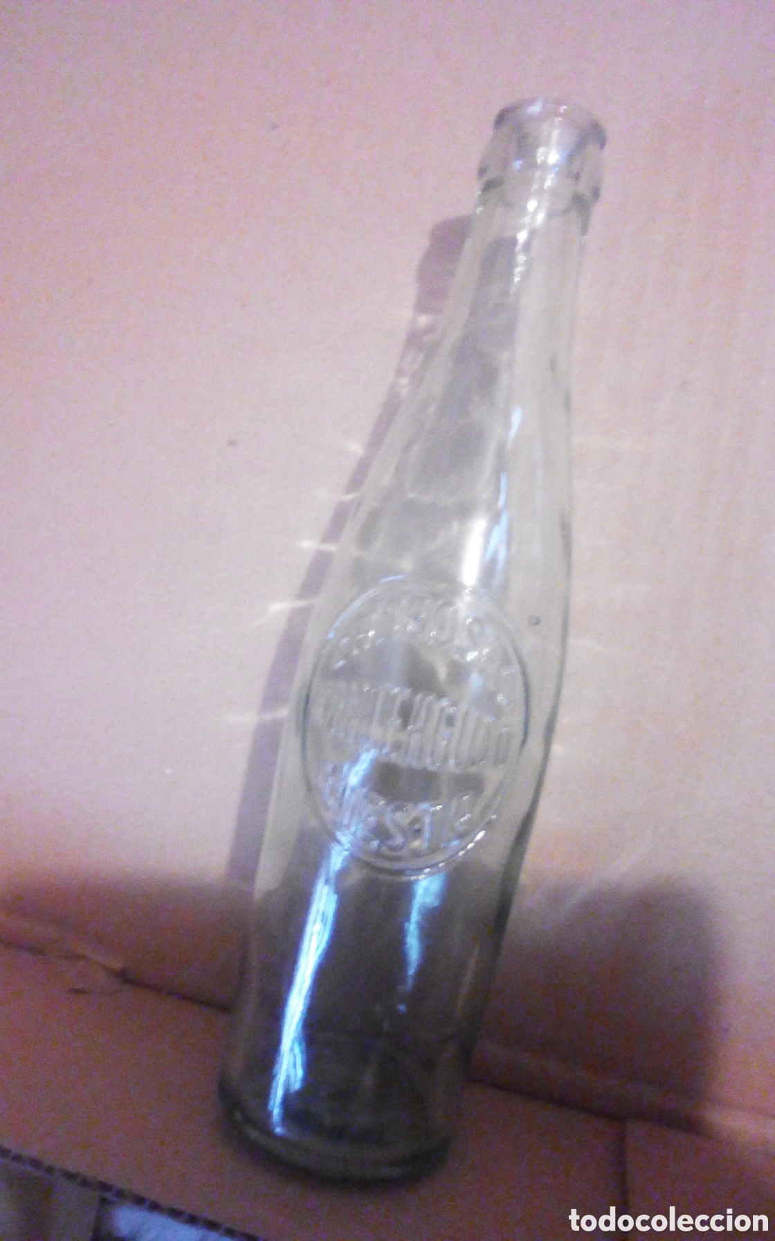 Botellas antiguas: Peque&ntilde;a botella de gaseosa Monteagudo, Iniesta (Cuenca). Letras en relieve, mide 24 cm.
