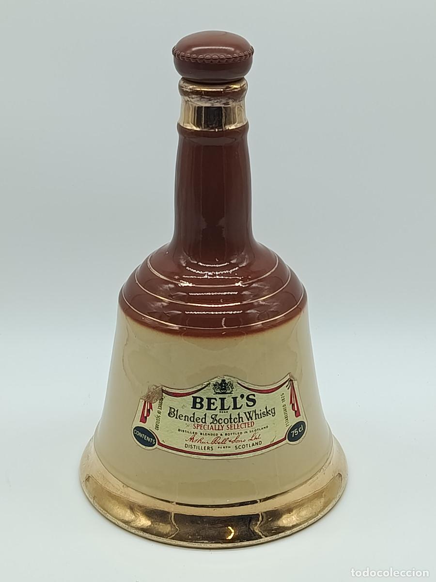 Botellas antiguas: BOTELLA VACIA BLENDED SCOTCH WHISKY BELL&acute;S. SIN ROTURAS. MYJ.
