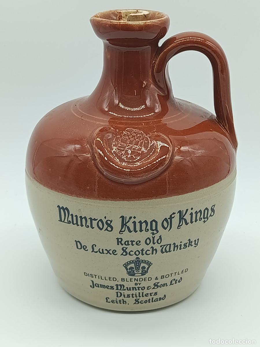 Botellas antiguas: BOTELLA CANECO VACIO MUNRO&acute;S KING OF KINGS DELUXE SCOTCH WHISKY. 700ML. SIN ROTURAS. MYJ.
